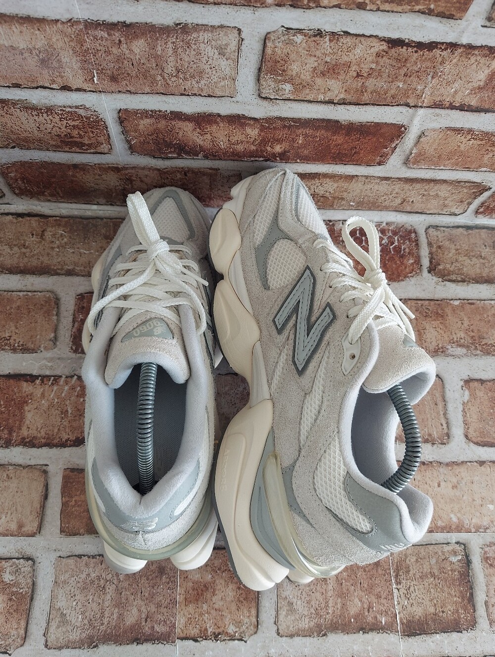 Pre-owned New Balance 9060 - Picture 7 of 13